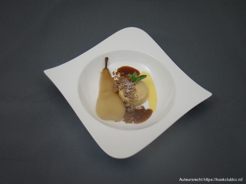 Panna cotta, crumble van peperkoek en in rum gepocheerde peer