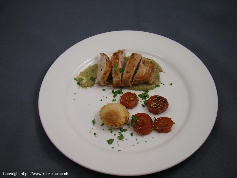 Parelhoenfilet met peterselieroomsaus, geglaceerde wortelen en venkel in deeg