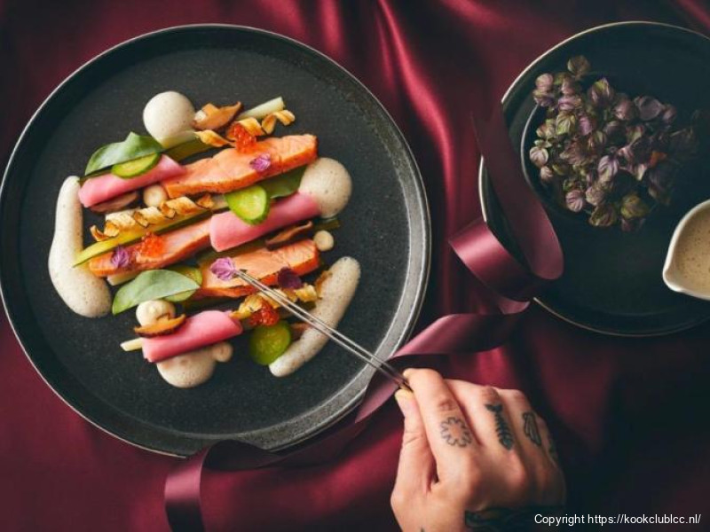 Geschroeide zalm in Yuzu miso met chioggia biet, shiitakejus en knolselderij puree