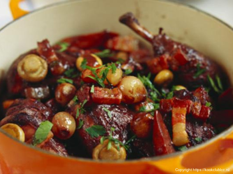 Coq au vin met pommes dauphine en spruitjes