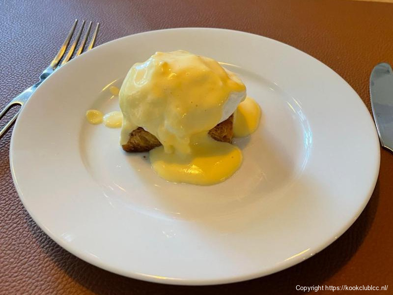 Gepocheerd ei op briochecrouton met mousselinesaus